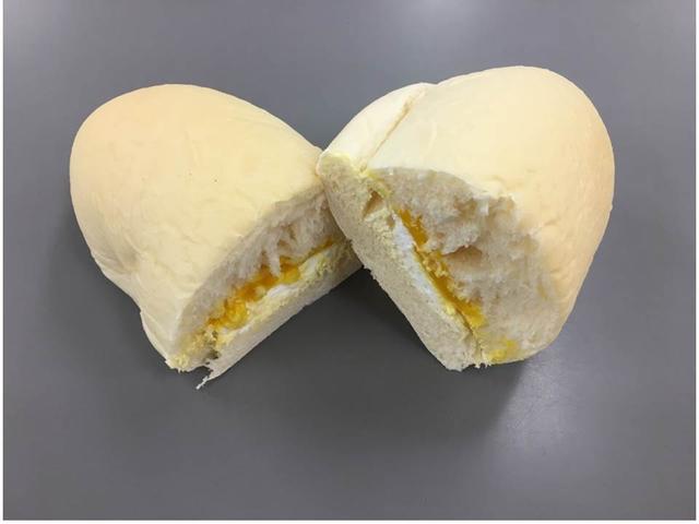 画像: 白いコッペパン(五郎島金時芋あん&ホイップ)118円(税込)発売日:2018年9月4日(火)