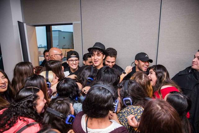 画像: アルバムの視聴会にメンバーが現れると会場は大パニックに。©CNCO/Facebook