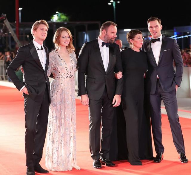 画像: 左からジョー・アルウィン、エマ・ストーン、監督のヨルゴス・ランティモス、オリヴィア・コールマン、ニコラス・ホルト。
