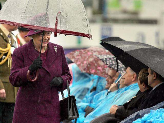 画像6: エリザベス女王の「雨の日コーデ」に欠かせないオシャレすぎるこだわりって?