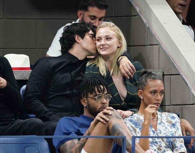 画像2: ソフィー・ターナー、婚約者ジョーとスポーツ観戦中にした「イタズラ」がお茶目