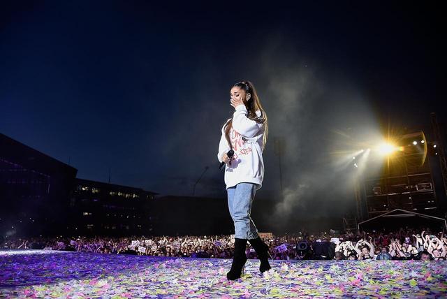 画像: One Love Manchesterで涙するアリアナに、観客は手でハートマークを作って愛をおくった。