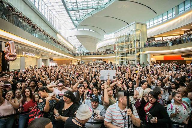 画像: プエルトリコのイベントでは二階までファンであふれかえった。©CNCO/Facebook