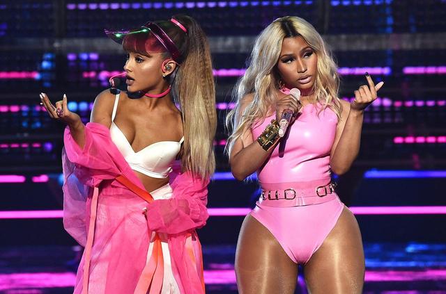 画像: 2016年 MTV Video Music Awardsでニッキーと共演したアリアナ。