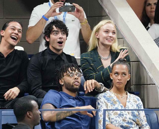 画像1: ソフィー・ターナー、婚約者ジョーとスポーツ観戦中にした「イタズラ」がお茶目