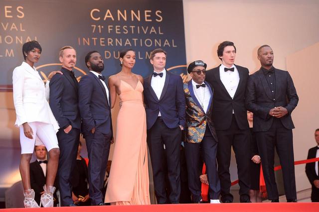 画像: カンヌ国際映画祭にて、キャストたちと。