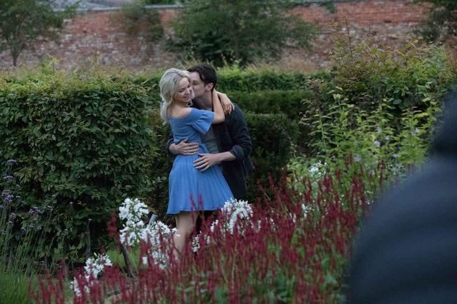 画像4: ダヴ・キャメロン、トーマスとイチャつく姿がまるで「ディズニープリンセス」