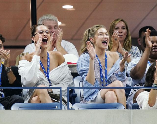 画像3: ジジ&ベラ・ハディッド姉妹、どセクシーな「彼シャツ」ルックで白熱テニス観戦