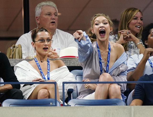 画像4: ジジ&ベラ・ハディッド姉妹、どセクシーな「彼シャツ」ルックで白熱テニス観戦