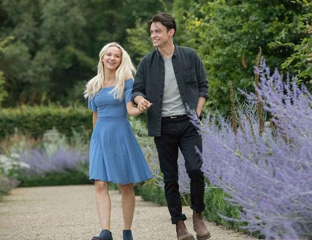 画像3: ダヴ・キャメロン、トーマスとイチャつく姿がまるで「ディズニープリンセス」