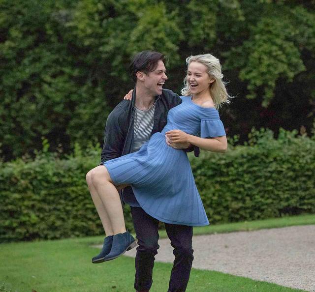 画像7: ダヴ・キャメロン、トーマスとイチャつく姿がまるで「ディズニープリンセス」