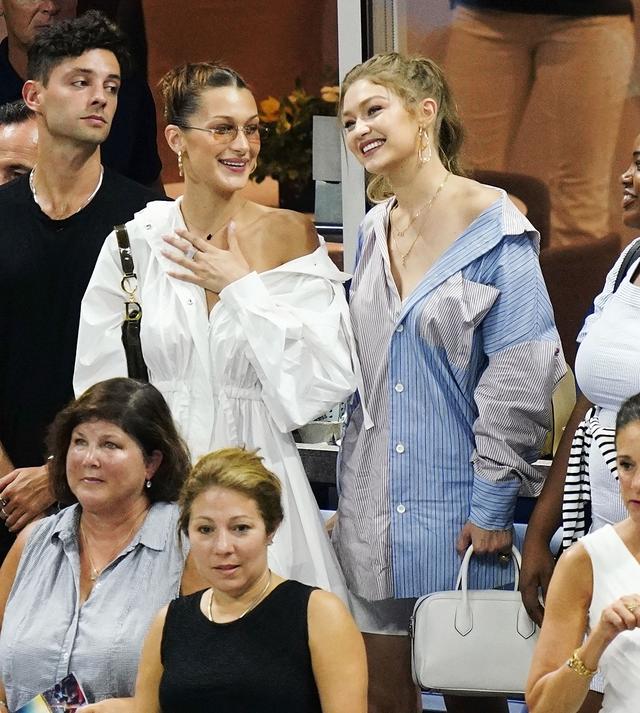 画像2: ジジ&ベラ・ハディッド姉妹、どセクシーな「彼シャツ」ルックで白熱テニス観戦