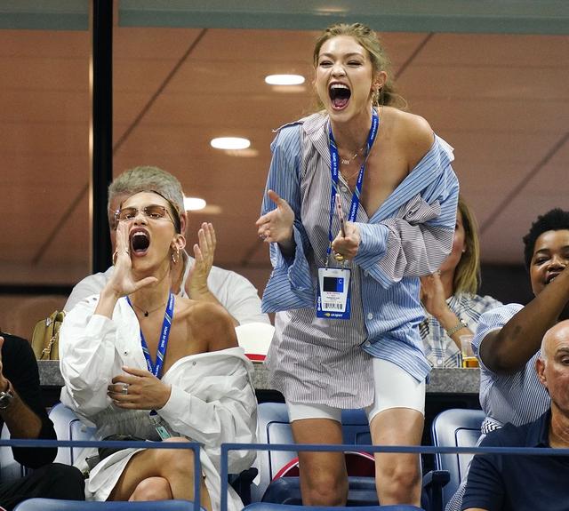 画像6: ジジ&ベラ・ハディッド姉妹、どセクシーな「彼シャツ」ルックで白熱テニス観戦