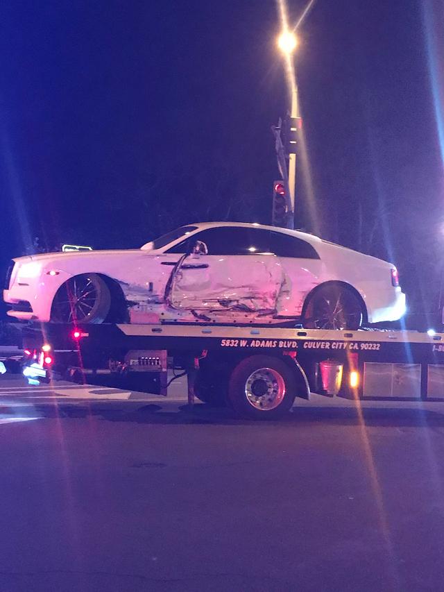 画像: レッカー車で運ばれていくポストのロールスロイス。