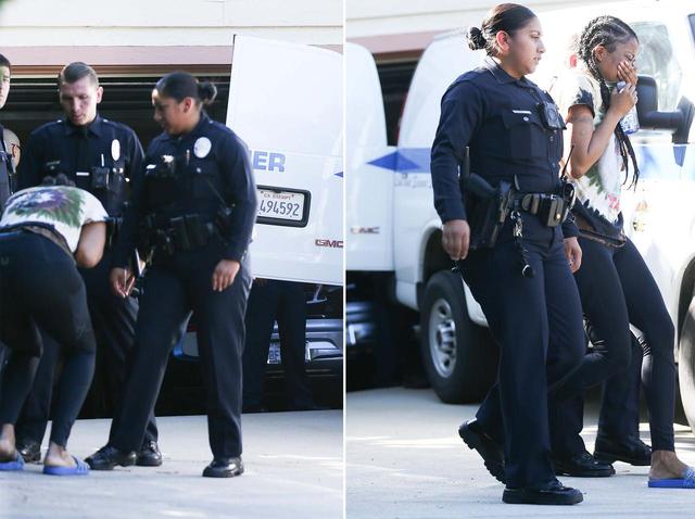 画像: カリフォルニア州サンフェルナンド・バレーにあるマックの自宅から遺体が運び出される際、友人と思われる女性が号泣。