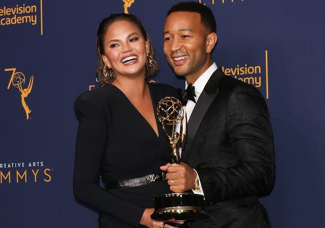 画像: 夫人のクリッシー・テイゲンとレッドカーペットで記念撮影。