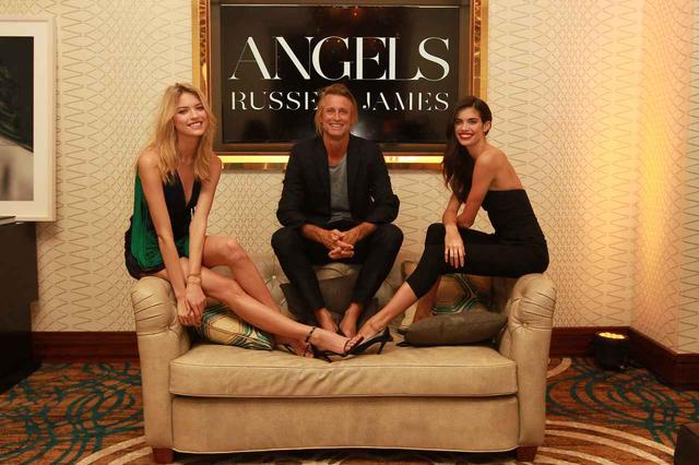 画像: マーサ・ハントとサラ・サンパイオと写るラッセル。