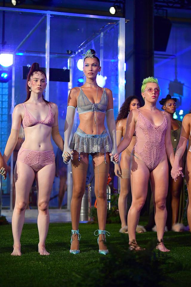 画像: ベラ・ハディッド、Savage x Fenty ニューヨーク・ファッションウィークのファッションショーより。