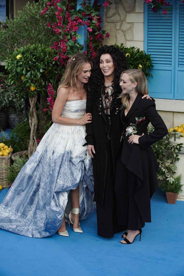 画像: ロンドンで行われたワールドプレミアのレッドカーペットで、リリー・ジェームズとアマンダ・サイフリッドと“親子3世代ショット”を披露して話題になっていたシェール。