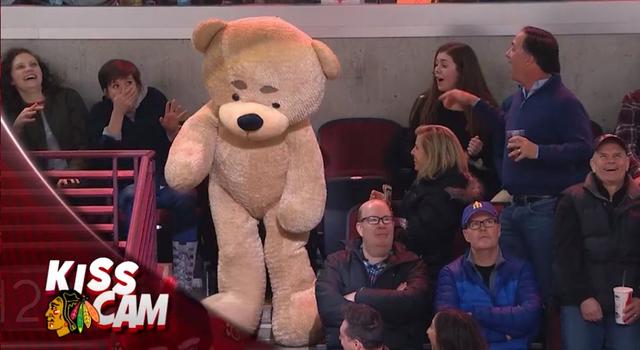 画像10: NHLの試合での「キスカム」で予想外のできごと、このオチは予想できなかった…