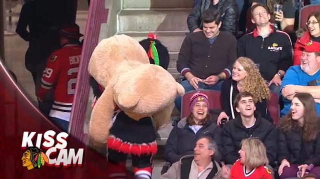 画像8: NHLの試合での「キスカム」で予想外のできごと、このオチは予想できなかった…
