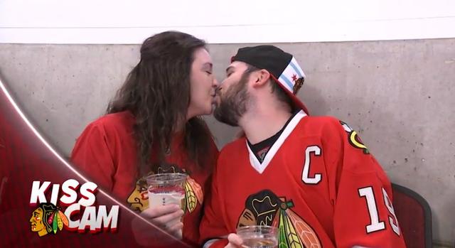 画像1: NHLの試合での「キスカム」で予想外のできごと、このオチは予想できなかった…