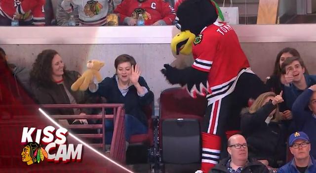 画像3: NHLの試合での「キスカム」で予想外のできごと、このオチは予想できなかった…