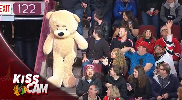 画像12: NHLの試合での「キスカム」で予想外のできごと、このオチは予想できなかった…