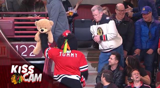 画像5: NHLの試合での「キスカム」で予想外のできごと、このオチは予想できなかった…