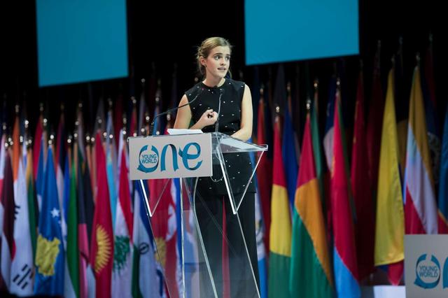 画像: カナダ・オタワで開かれた若者のための国際会議「One Young Worldサミット」で性差別撲滅についてスピーチしたエマ。