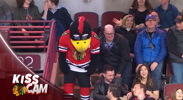 画像4: NHLの試合での「キスカム」で予想外のできごと、このオチは予想できなかった…