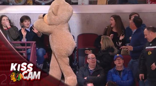 画像11: NHLの試合での「キスカム」で予想外のできごと、このオチは予想できなかった…