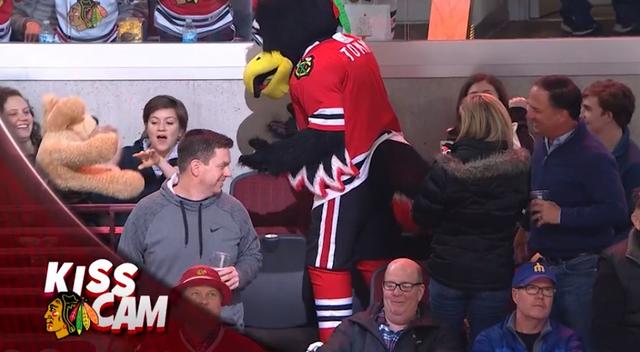 画像6: NHLの試合での「キスカム」で予想外のできごと、このオチは予想できなかった…
