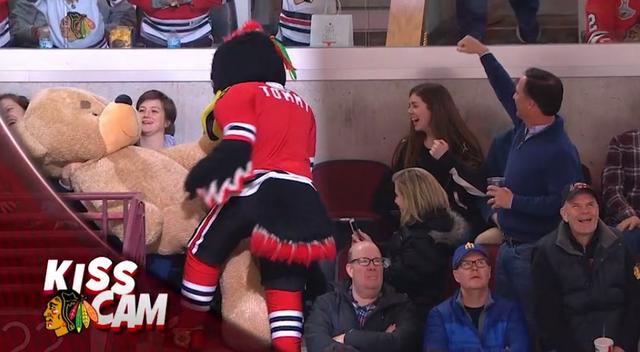 画像9: NHLの試合での「キスカム」で予想外のできごと、このオチは予想できなかった…