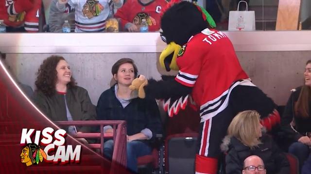 画像2: NHLの試合での「キスカム」で予想外のできごと、このオチは予想できなかった…