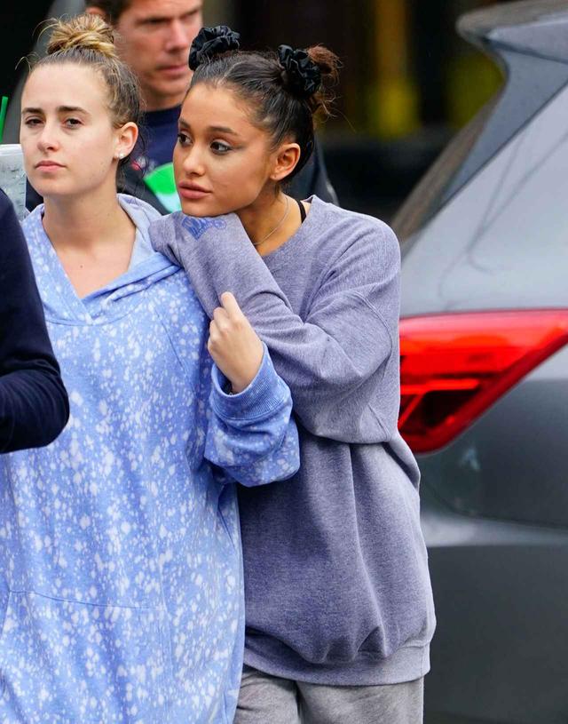 画像1: アリアナ・グランデ、久しぶりに姿を現すも雨のせいでパンダ目に