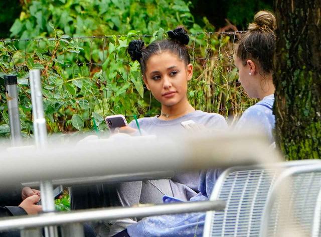 画像3: アリアナ・グランデ、久しぶりに姿を現すも雨のせいでパンダ目に