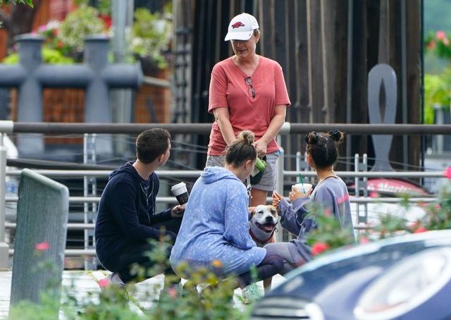 画像4: アリアナ・グランデ、久しぶりに姿を現すも雨のせいでパンダ目に
