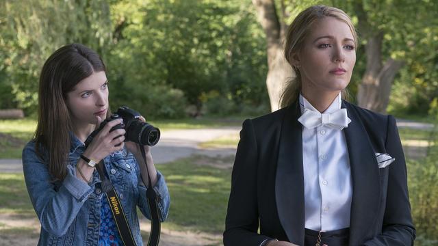 画像: 映画『ア・シンプル・フェイバー』でブレイク演じるエミリーの代表的な着こなしはスーツ。