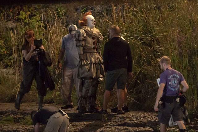 画像1: 『IT/イット』の撮影現場をキャッチ!ペニーワイズの撮影中の様子が恐怖