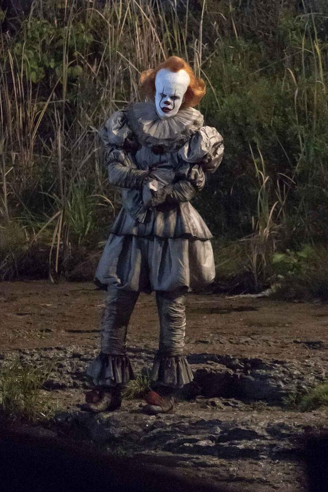 画像4: 『IT/イット』の撮影現場をキャッチ!ペニーワイズの撮影中の様子が恐怖