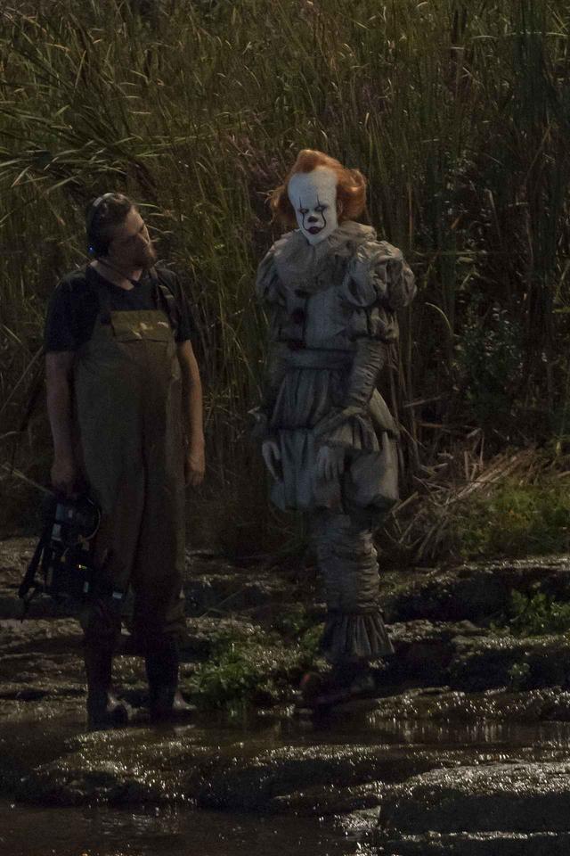 画像2: 『IT/イット』の撮影現場をキャッチ!ペニーワイズの撮影中の様子が恐怖