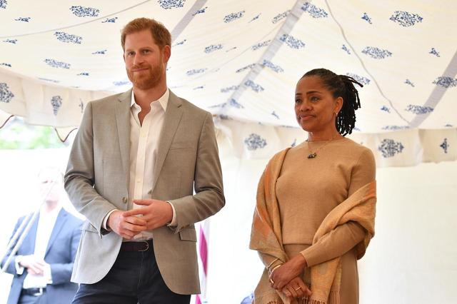 画像: メーガン妃の母ドーリアとスピーチ中のメーガン妃に熱い視線を送るヘンリー王子。