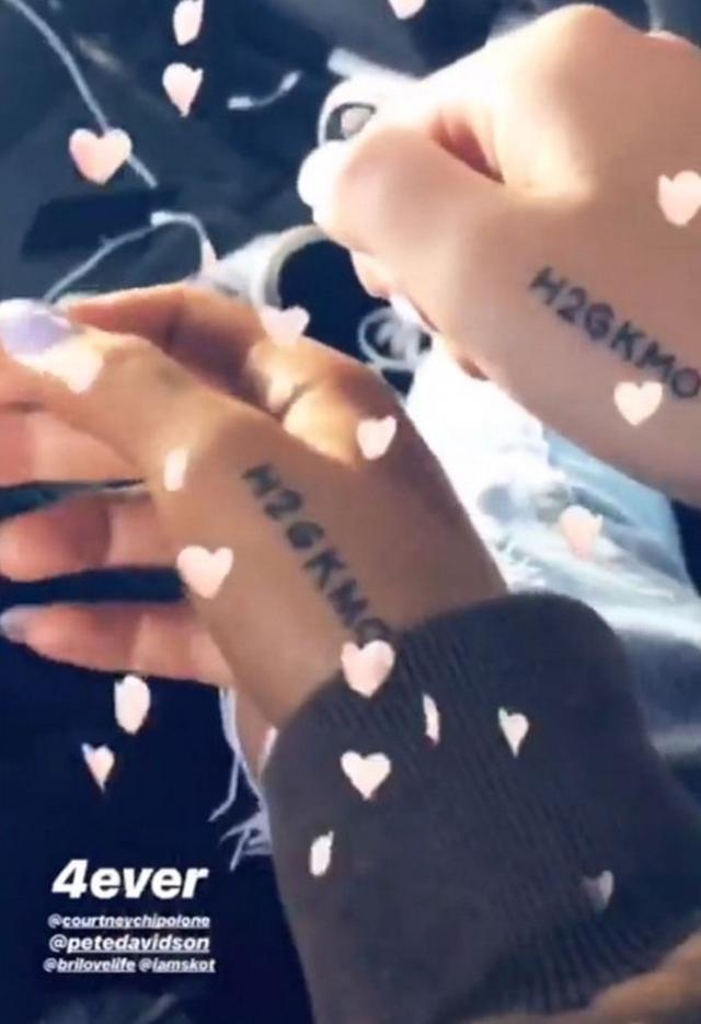 画像: 2人の手の甲に入った「H2GKMO」のタトゥー。©Ariana Grande/ Instagram