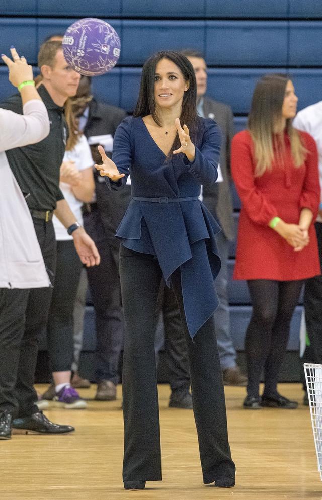 画像6: メーガン妃、25万円の高級ブラウスとピンヒールで球技試合に参加