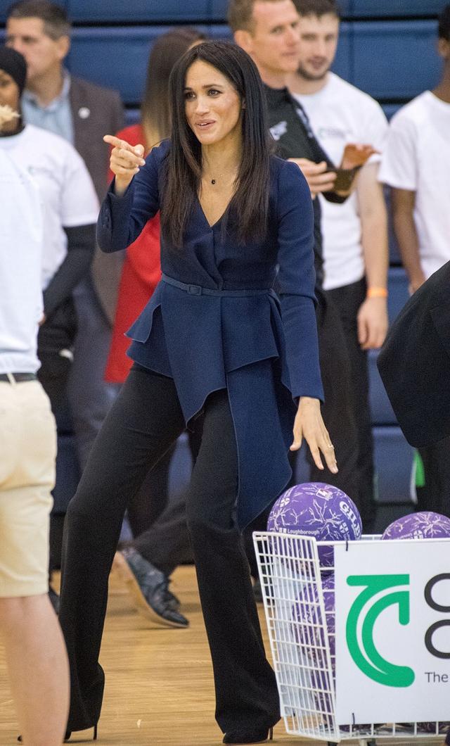 画像4: メーガン妃、25万円の高級ブラウスとピンヒールで球技試合に参加
