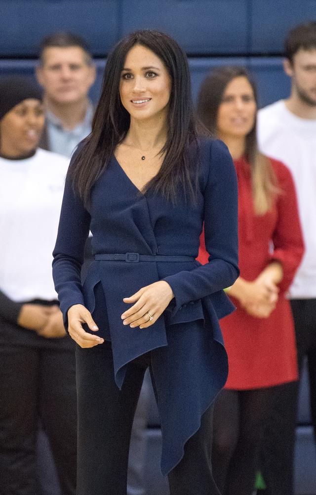 画像5: メーガン妃、25万円の高級ブラウスとピンヒールで球技試合に参加