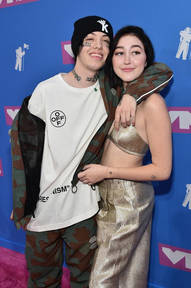 画像: 交際中に一緒に登場したMTVビデオ・ミュージック・アワードのレッドカーペットでこれでもかというほどイチャついていたリル・ザンとノア・サイラス。