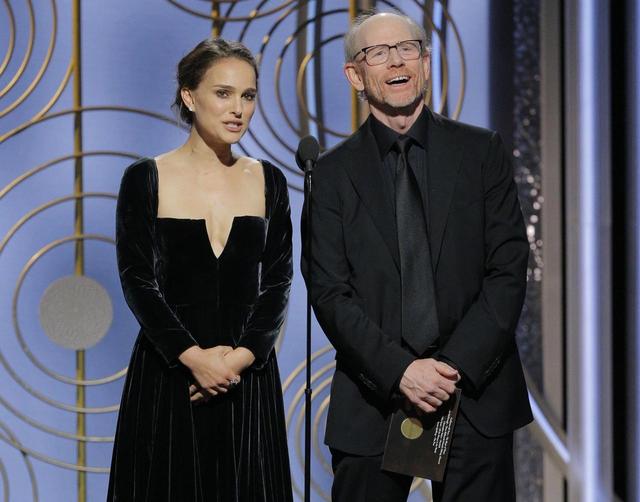 画像: 映画監督のロン・ハワードと共にゴールデングローブ賞のプレゼンターを務めたナタリー・ポートマン。