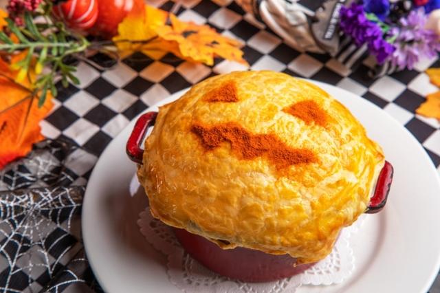 画像: 【迷宮の国のアリス】サーモンとキノコのクリーム煮 おばけかぼちゃのパイ包み 1,000円